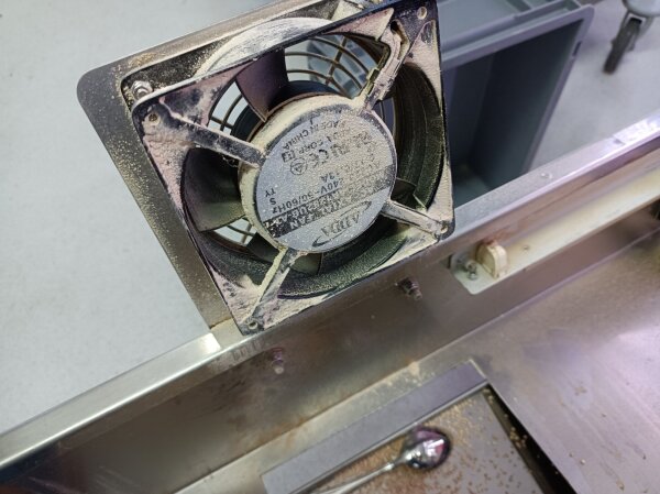 Wartung der Besteckpoliermaschine